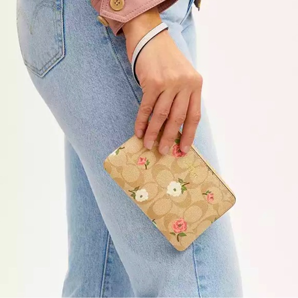 New with tag Coach Corner Zip Wristlet In Signature Canvas With Floral - Picture 4 of 7